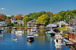 Sailboats vs Motorboats: Choosing the Right Watercraft for Your Needs